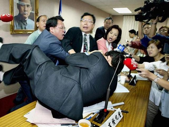 Депутатские драки в разных парламентах мира (Фото) Депутатские драки в разных парламентах мира (Фото)