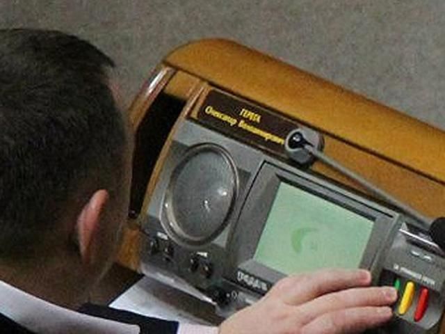 У Раді з'явився ще один "кнопкодав" (Фото) У Раді з'явився ще один "кнопкодав" (Фото)