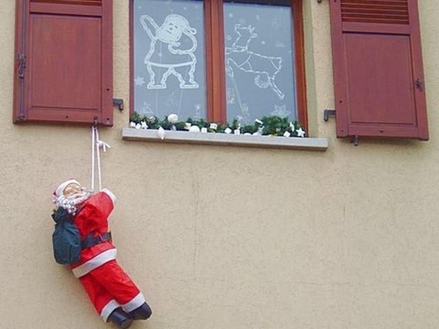 Тимошенко привітали зі святом фігуркою Миколая, прикріпленою до стовпа Тимошенко привітали зі святом фігуркою Миколая, прикріпленою до стовпа