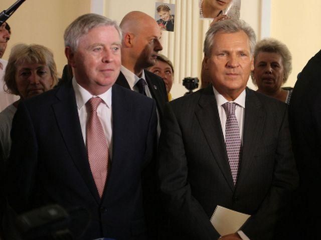 Кваснєвський та Кокс привітали Азарова із новою посадою та днем народження Кваснєвський та Кокс привітали Азарова із новою посадою та днем народження