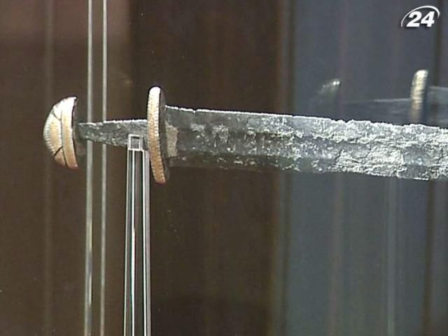 В Киеве презентовали отреставрированный тысячелетний меч