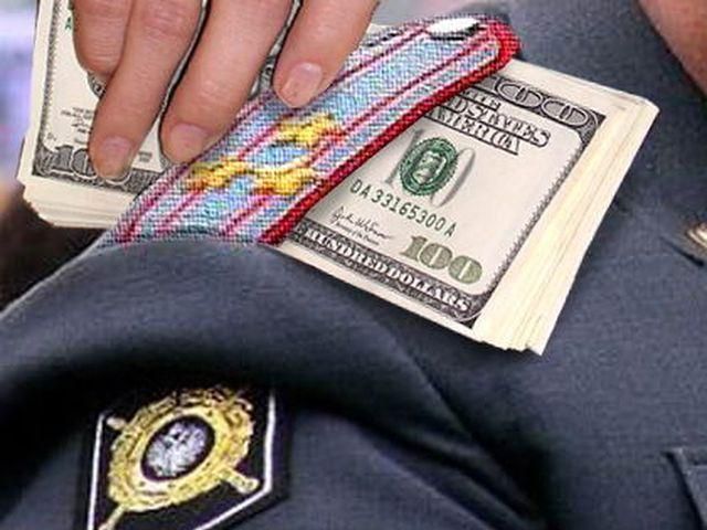 У Харкові інспектор міліції вимагав від іноземця 500 доларів У Харкові інспектор міліції вимагав від іноземця 500 доларів