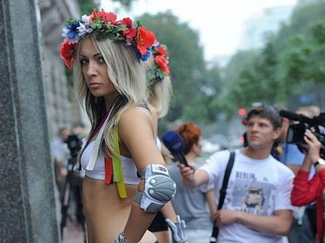 Активістка FEMEN виявилась впливовішою за англійську королеву
