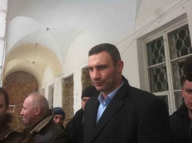 В Гостином дворе депутатов поливают слезоточивым газом, - Кличко В Гостином дворе депутатов поливают слезоточивым газом, - Кличко