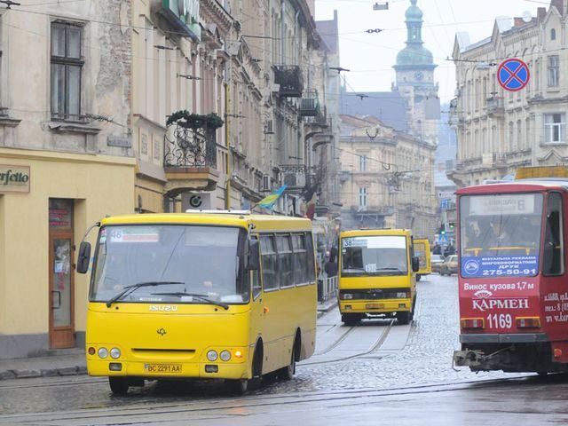 П'яний чоловік у центрі Львова викрав маршрутку і наїхав на авто і автобус