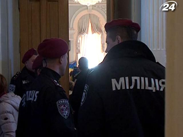 Тимошенко принудительно доставлять в суд