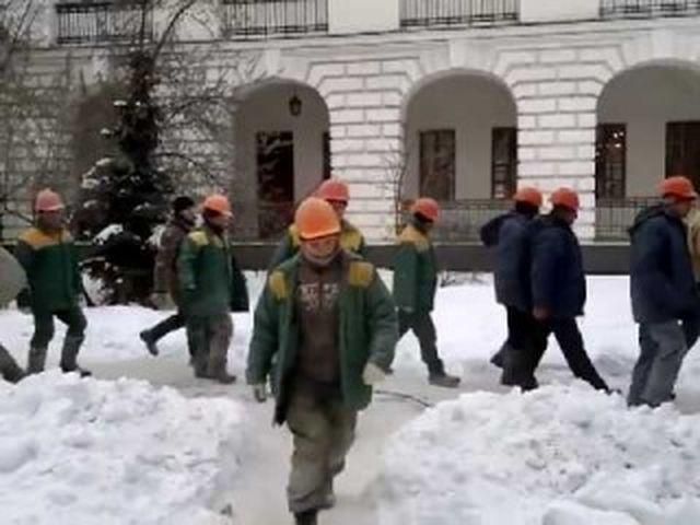 Оппозиция призвала киевлян защищать Гостиный двор под стенами КГГА Оппозиция призвала киевлян защищать Гостиный двор под стенами КГГА