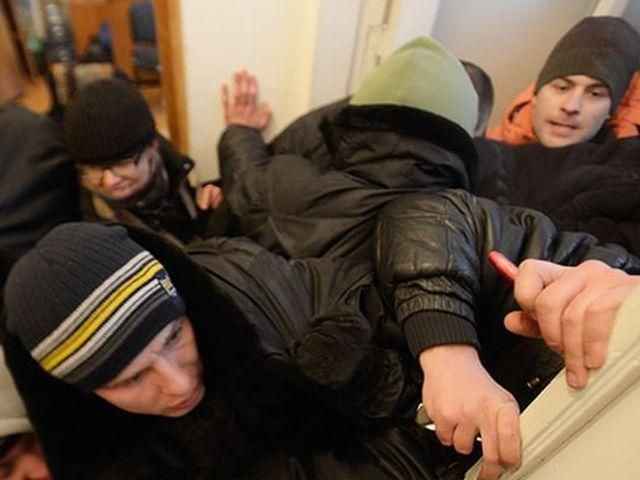 Сутички біля Гостинного двору (Фото) Сутички біля Гостинного двору (Фото)