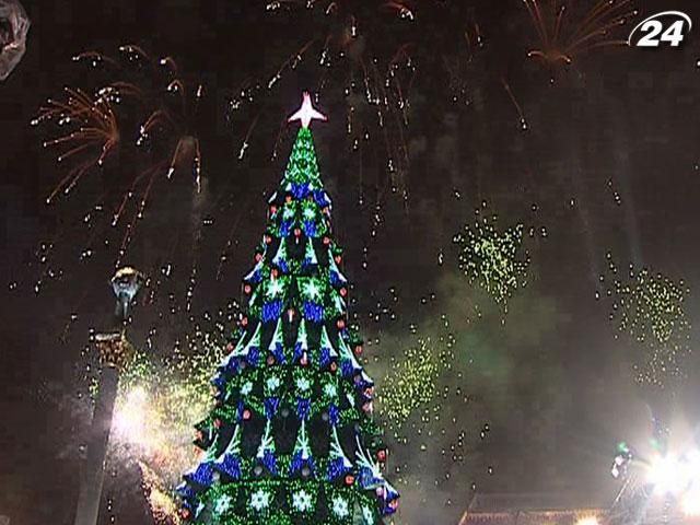 В Киеве зажгли огни на главной елке В Киеве зажгли огни на главной елке