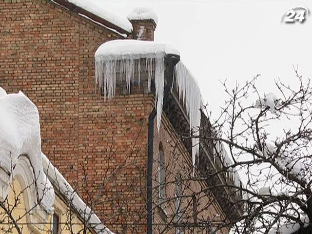 МНС Києва щодоби отримує 60 заяв від киян через бурульки МНС Києва щодоби отримує 60 заяв від киян через бурульки