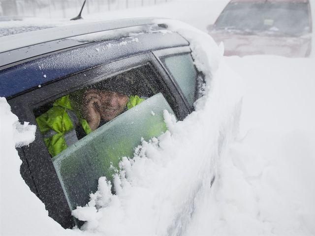 Сильные морозы и снежные завалы отрезали от мира 460 населенных пунктов