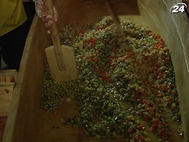 В Севастополе приготовили полтонны оливье В Севастополе приготовили полтонны оливье