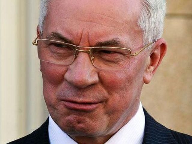 Замість того щоб скиглити – взяв лопату і розчистив свою дорогу, – Азаров Замість того щоб скиглити – взяв лопату і розчистив свою дорогу, – Азаров