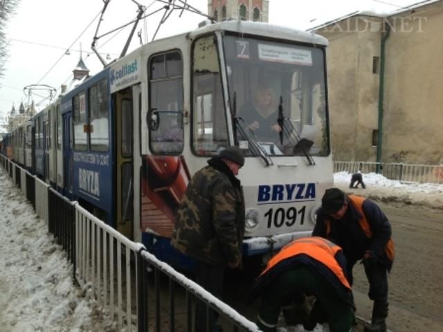 У Львові трамвай зійшов з рейок через сніг 