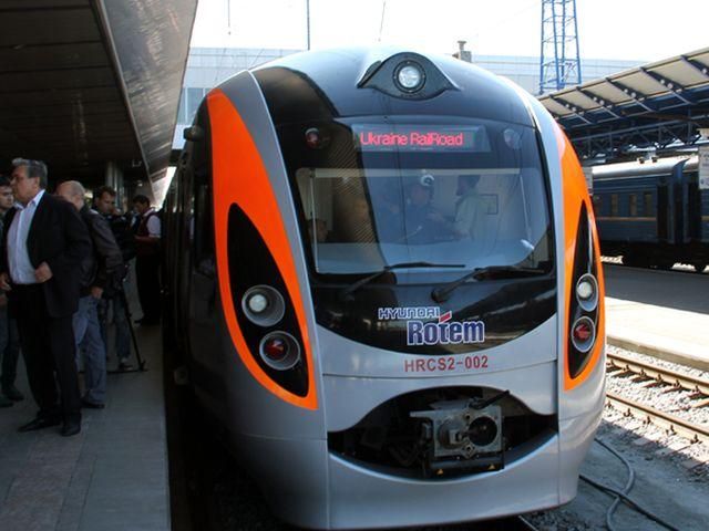 У поламаному Hyundai продають окріп по 5 гривень за літр У поламаному Hyundai продають окріп по 5 гривень за літр