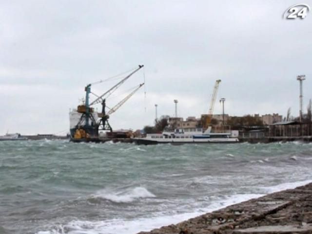 Негода паралізувала морське та повітряне сполучення з Кримом