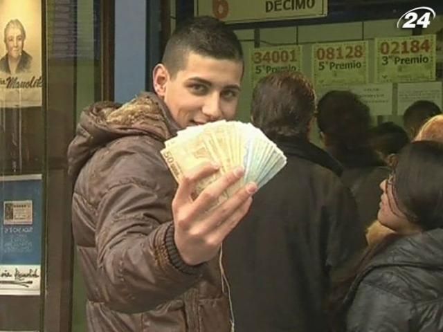 В Испании длиннющие очереди за лотерейными билетами
