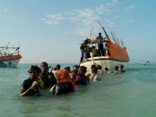 Из-за аварии на корабле погибли более 50 сомалийских беженцев