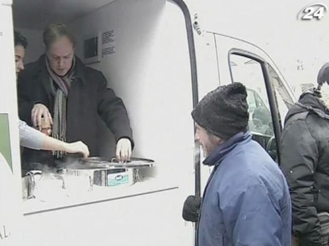 Британський посол частував бездомних у Бухаресті Британський посол частував бездомних у Бухаресті