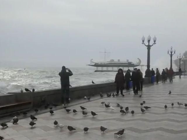 Шторм разбил новую ялтинскую набережную (Видео) Шторм разбил новую ялтинскую набережную (Видео)