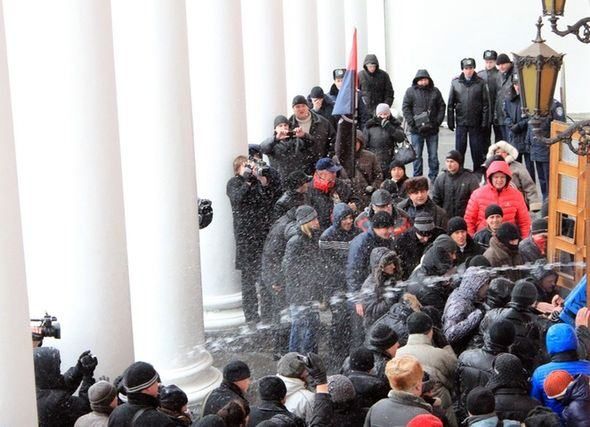 Свободівці штурмують одеську міськраду: у бій пішов сльозогінний газ (Фото. Відео) Свободівці штурмують одеську міськраду: у бій пішов сльозогінний газ (Фото. Відео)