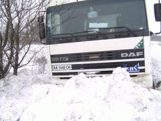 На Східній Україні рятувальники завершили визволення авто із заметів (Фото)