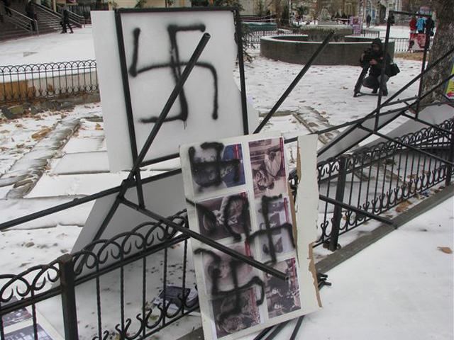 Кримські татари намалювали на фотографіях з виставки про Сталіна свастику Кримські татари намалювали на фотографіях з виставки про Сталіна свастику