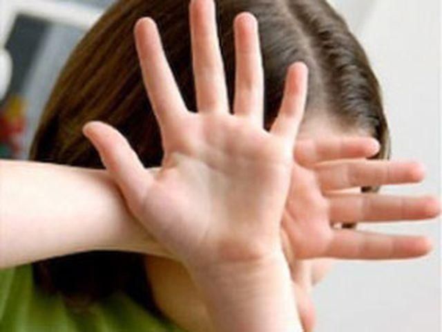 Завуч школы сломала дневником руку ученицы Завуч школы сломала дневником руку ученицы