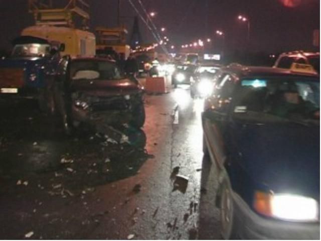 ДТП в Киеве: легковушка врезалась в грузовики (Фото) ДТП в Киеве: легковушка врезалась в грузовики (Фото)