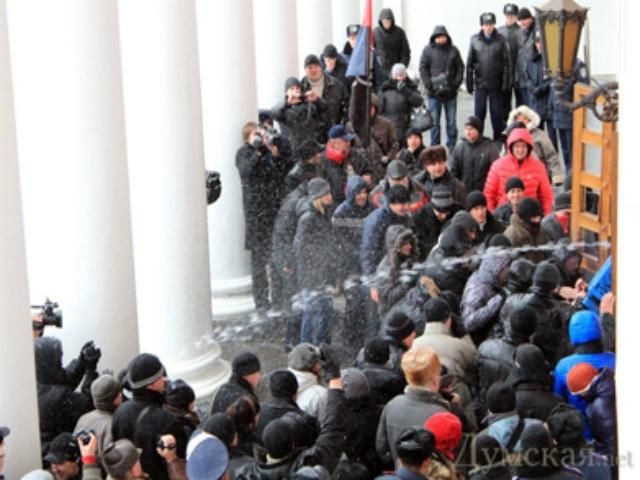 Охрана мэрии Одессы применила водометы и слезоточивый газ, - "Свобода" Охрана мэрии Одессы применила водометы и слезоточивый газ, - "Свобода"