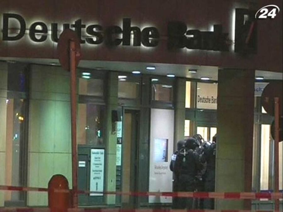 У центрі Берліна невідомий взяв заручника у банку У центрі Берліна невідомий взяв заручника у банку