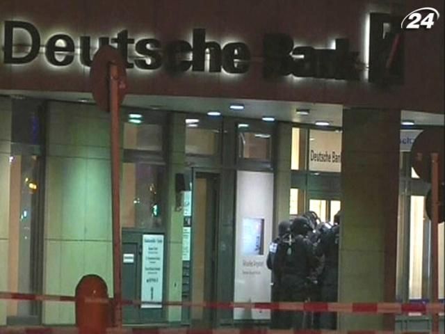 В центре Берлина неизвестный взял заложника в банке