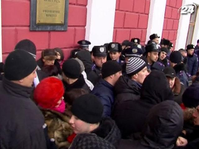 Двоє охоронців після штурму міськради потрапили у реанімацію Двоє охоронців після штурму міськради потрапили у реанімацію