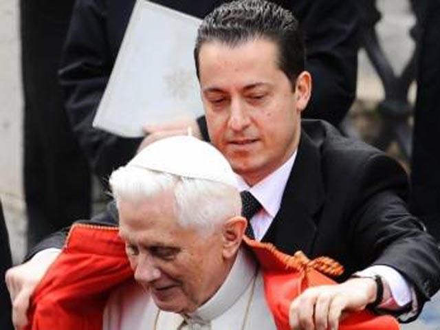 Папа Римский простил ватиканскому "шпиону" Папа Римский простил ватиканскому "шпиону"