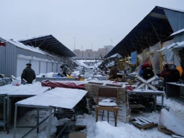 В Киеве из-за снега обрушилась крыша рынка (Фото)