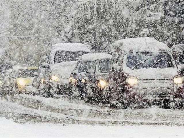 В Україні продовжуються снігопади, на дорогах ожеледиця