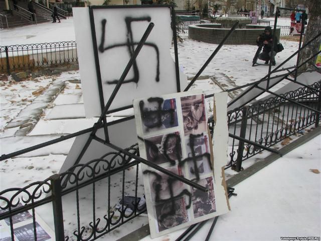 Прокуратура зайнялася кримськими татарами, які знищили виставку про Сталіна Прокуратура зайнялася кримськими татарами, які знищили виставку про Сталіна