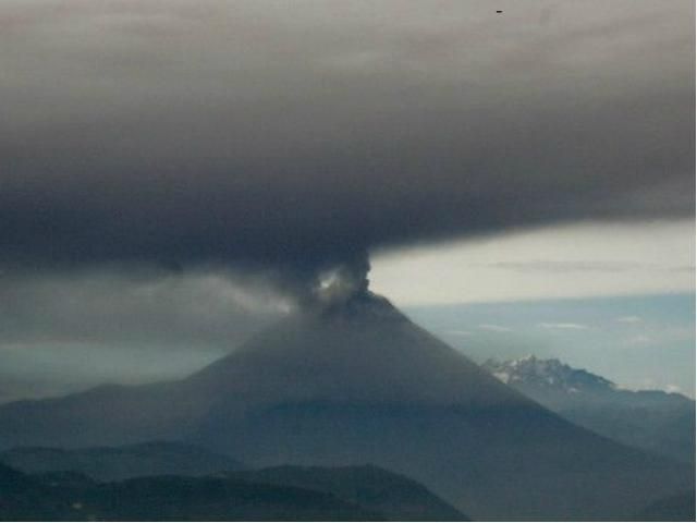 На кордоні між Аргентиною і Чилі "прокинувся" вулкан 