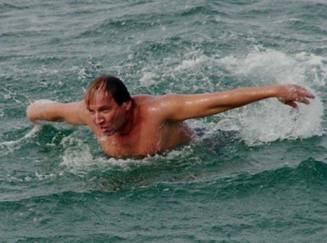 Украинец переплыл пролив Босфор со связанными руками и ногами Украинец переплыл пролив Босфор со связанными руками и ногами