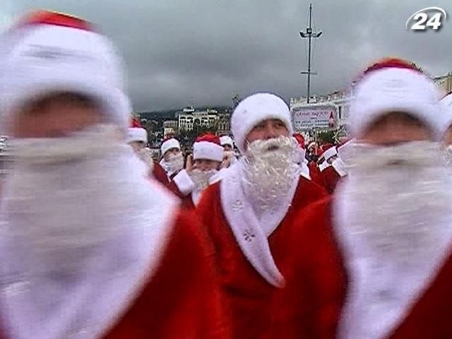 В Ялте деды морозы маршировали к елке В Ялте деды морозы маршировали к елке