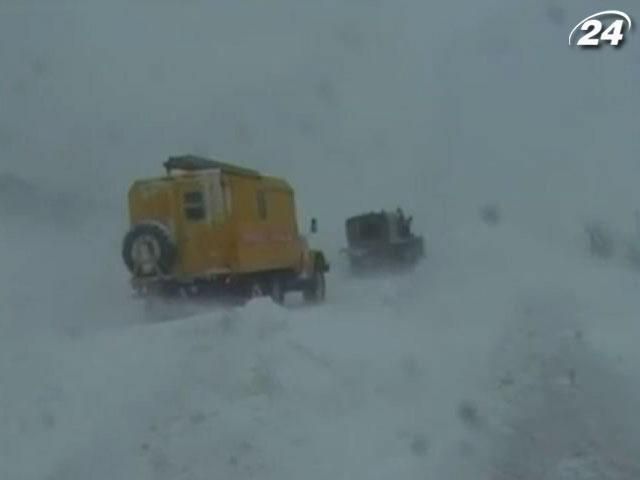 Итог недели: Международная трасса на двое суток остановилась из-за заносов Итог недели: Международная трасса на двое суток остановилась из-за заносов