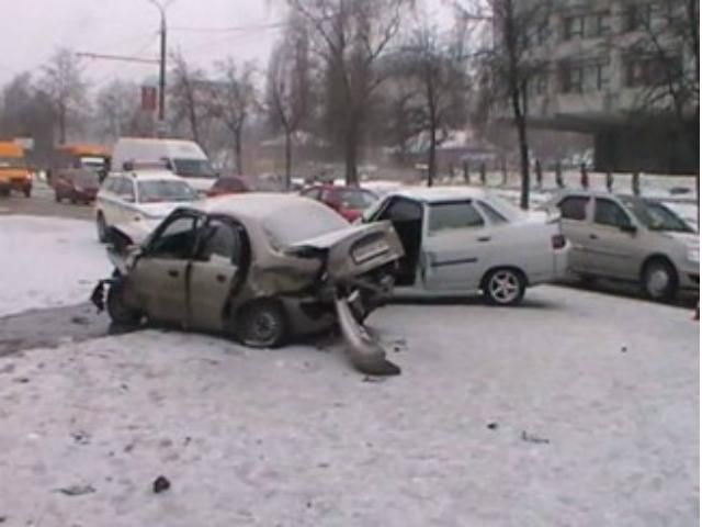 В ДТП в Сумах столкнулись сразу 3 авто (Фото) В ДТП в Сумах столкнулись сразу 3 авто (Фото)