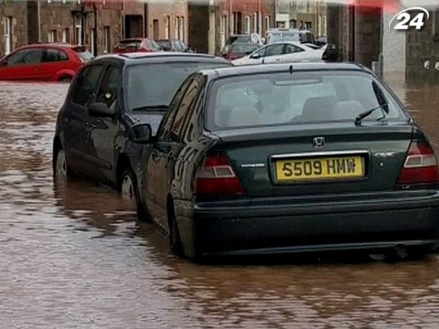 В Великобритании из-за наводнения нарушен график движения поездов