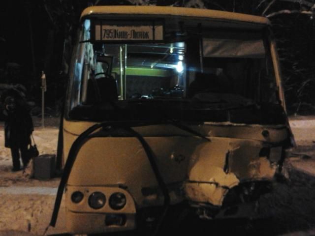 В Киеве авто врезалось в маршрутку: погибли 3 человека (Фото)