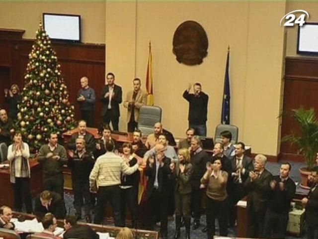 В Македонии подрались сторонники и противники бюджета В Македонии подрались сторонники и противники бюджета