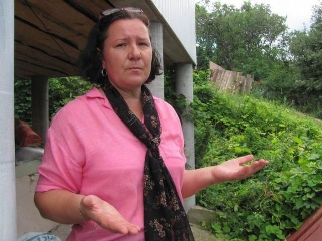 Вчителька, яку виселяють із будинку на Печерську, погрожує актом самоспалення