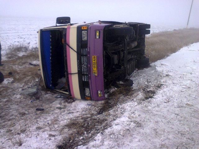 На Херсонщині перекинувся автобус: загинула одна людина, 24 – травмовані На Херсонщині перекинувся автобус: загинула одна людина, 24 – травмовані