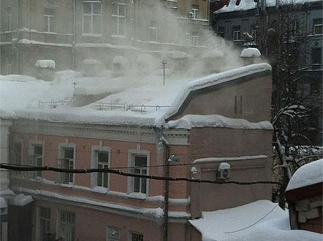 У центрі cтолиці горить будівля міліції (Фото)