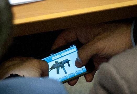 Регионал выбирал себе автомат во время заседания в Раде (Фото) Регионал выбирал себе автомат во время заседания в Раде (Фото)