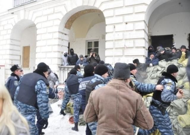 Біля Гостинного двору активісти побились з "Беркутом" (Фото)